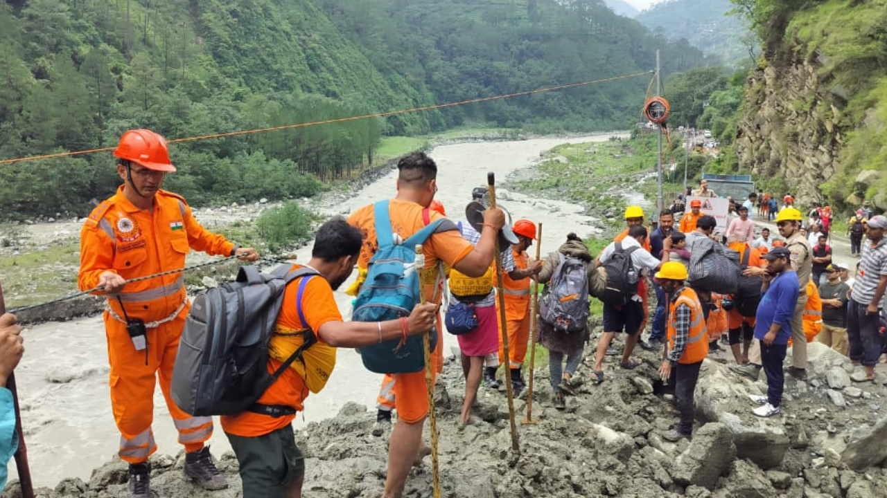Gangotri highway opened near Bishanpur Kanwariyas were evacuated safely Uttarakhand Kanwar Yatra weather News