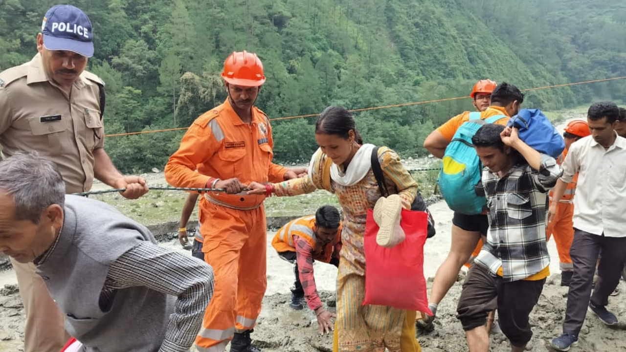 Gangotri highway opened near Bishanpur Kanwariyas were evacuated safely Uttarakhand Kanwar Yatra weather News