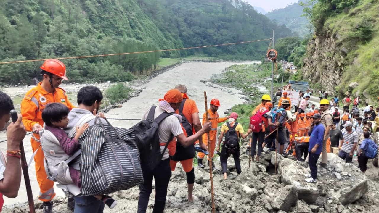 Gangotri highway opened near Bishanpur Kanwariyas were evacuated safely Uttarakhand Kanwar Yatra weather News