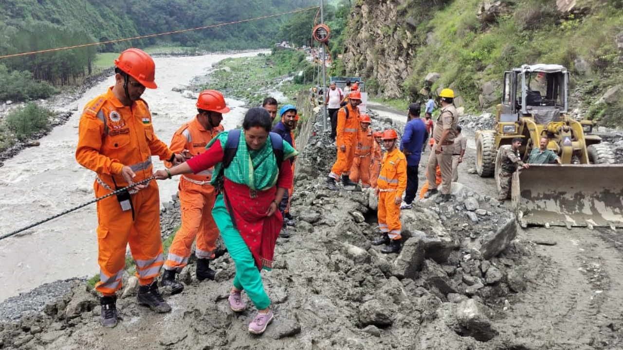 Gangotri highway opened near Bishanpur Kanwariyas were evacuated safely Uttarakhand Kanwar Yatra weather News