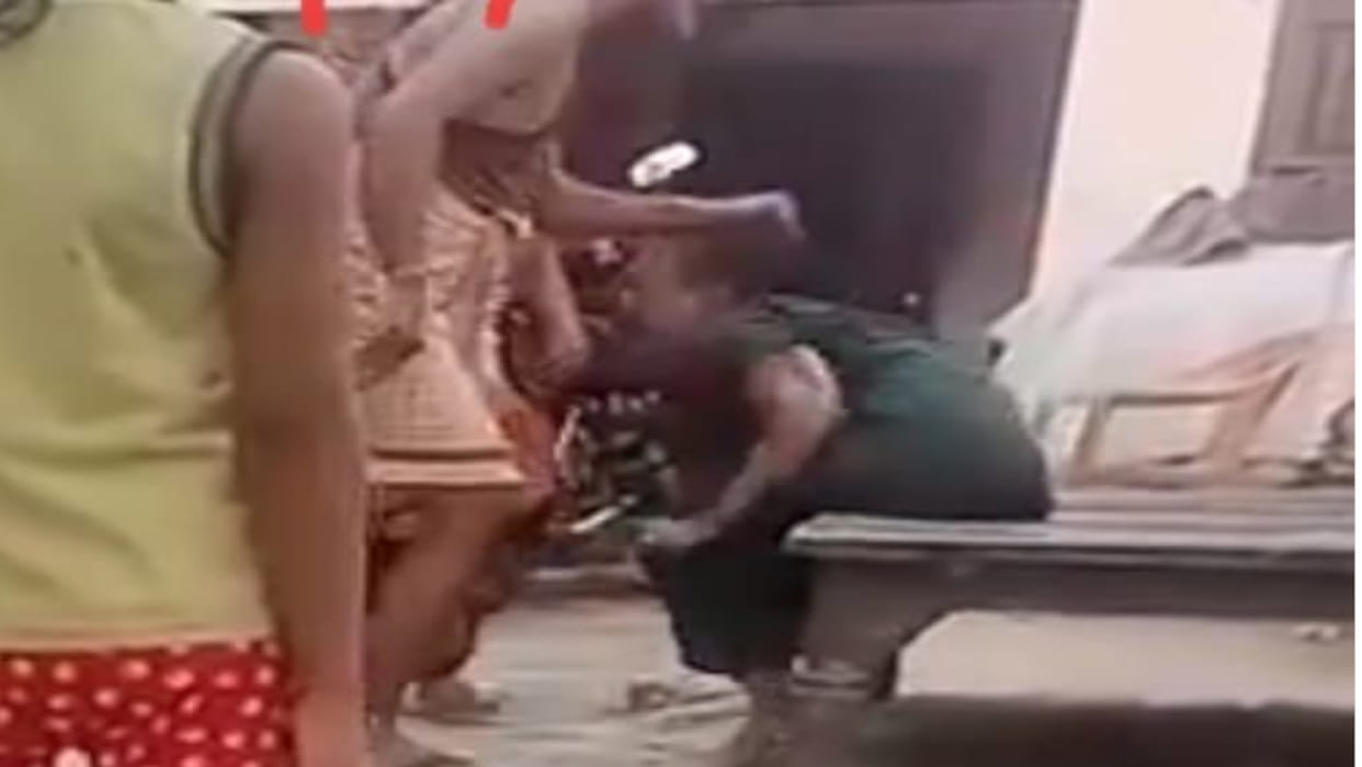 In Gorakhupr, Grandmother was beaten and beaten, video goes viral