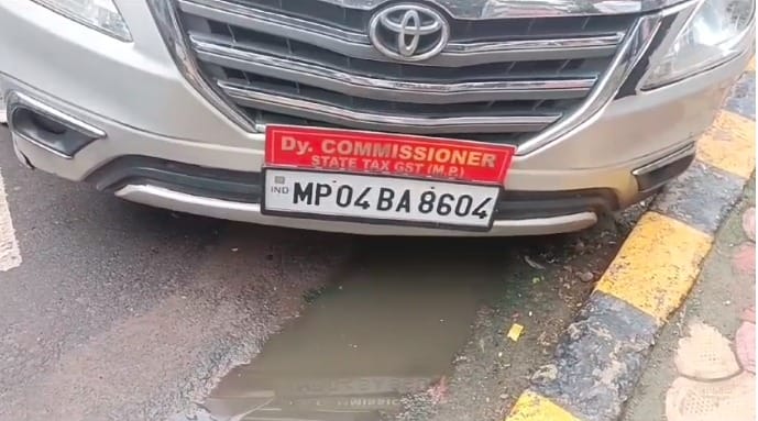 Gwalior: Assistant Commissioner of GST found dead in car in Gwalior, fear of death due to heart attack.