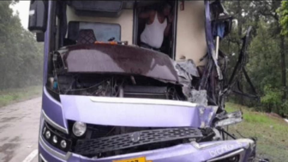 Heavy collision between truck and bus screams after accident in Korba