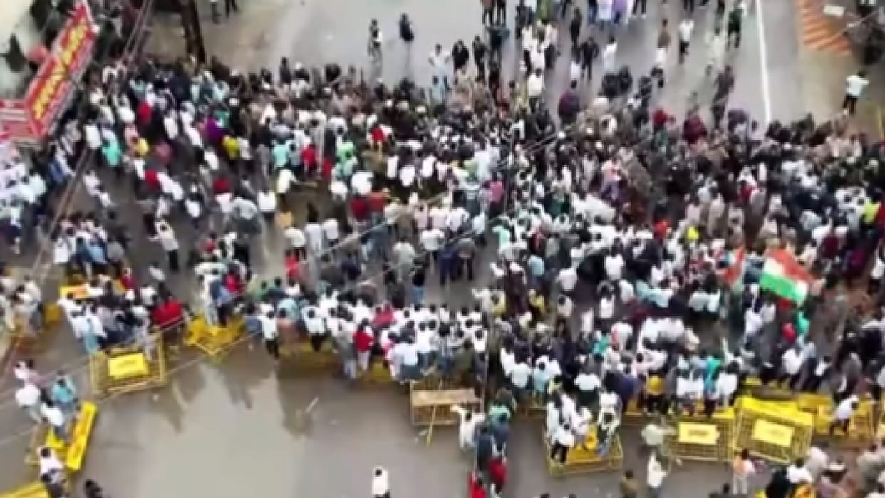 Congress workers came out to surround assembly broke the barricades water cannon was used to stop in Raipur