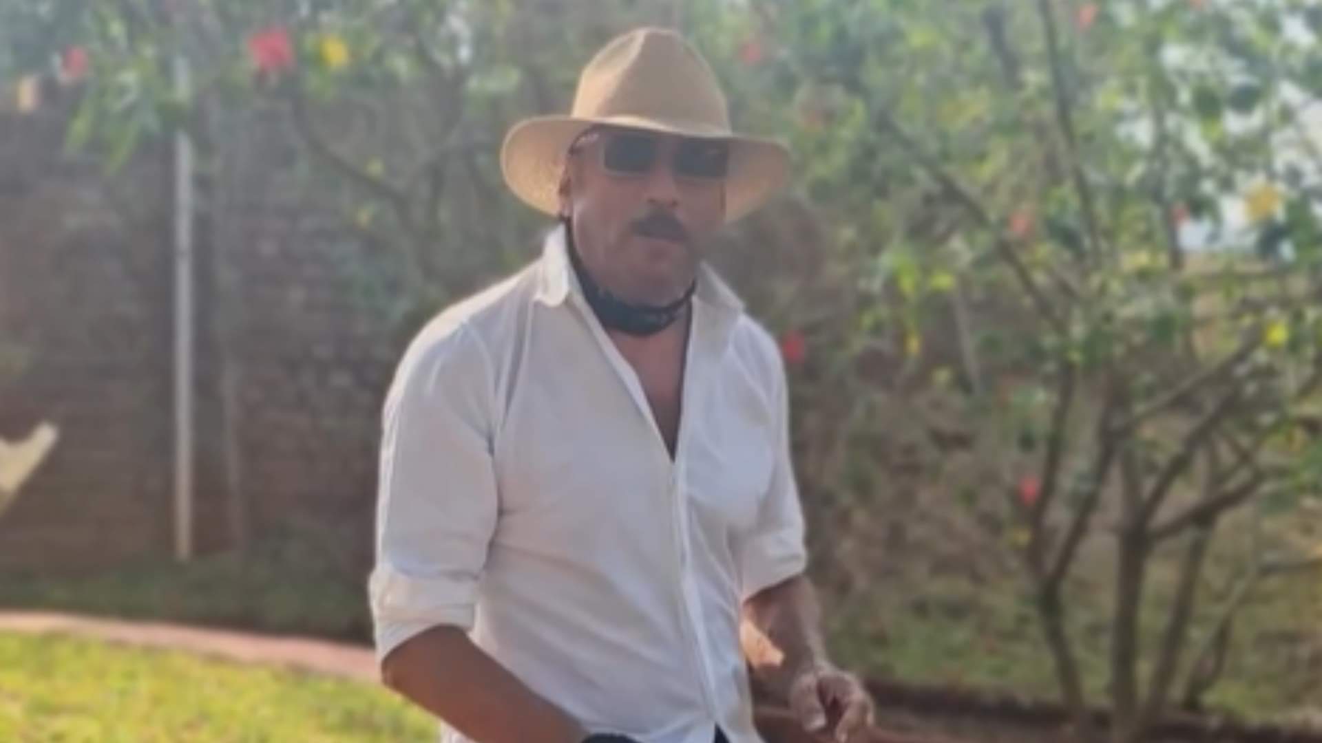 Jackie Shroff protect shahrukh khan daughter suhana khan from paparazzi in nirvan khan birthday bash