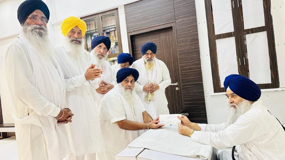 SAD chief Sukhbir Badal goes to Sri Akal Takht Sahib in Golden Temple