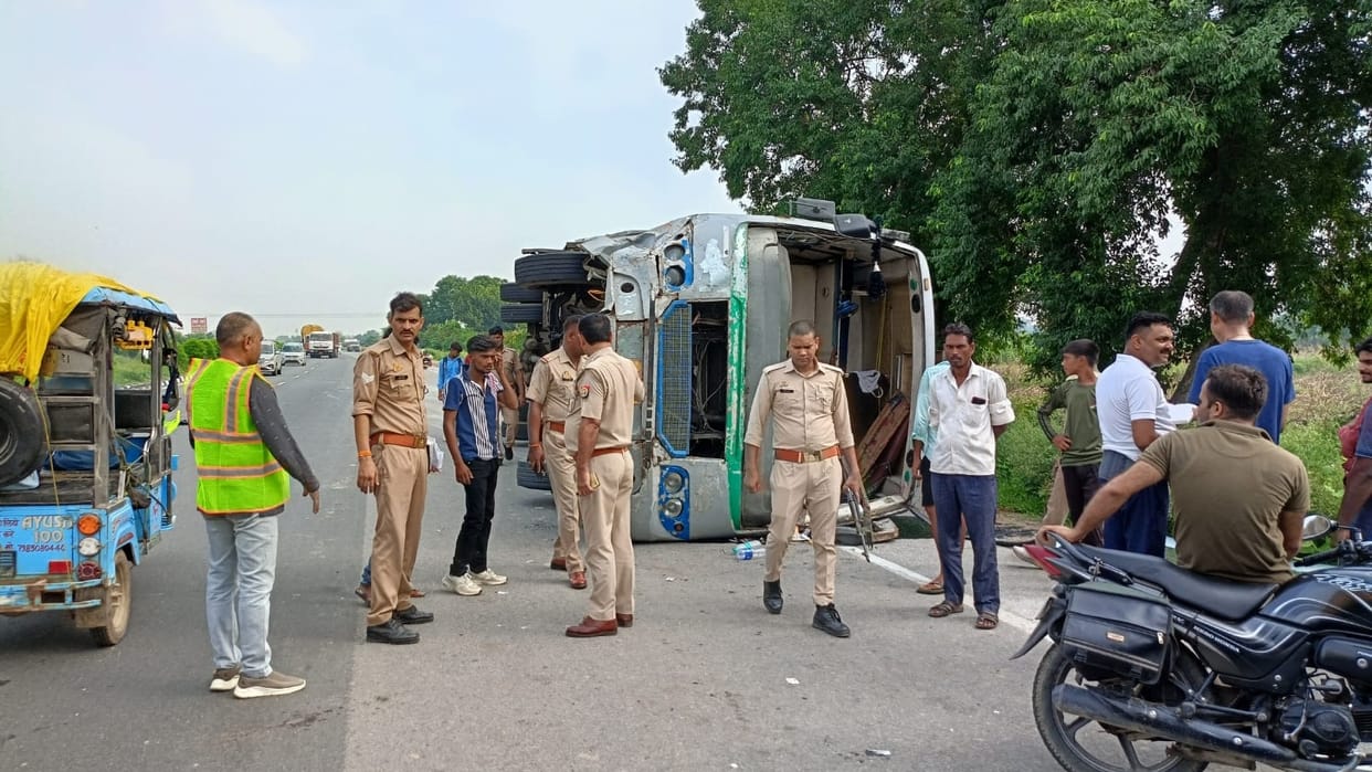 Bus overturned on Etawah-Kanpur road, accident happened while overtaking a truck, 15 passengers injured
