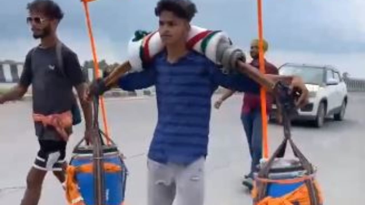Kanwariya left for Bageshwar Dham carrying 65 liters of Ganga water from Haridwar