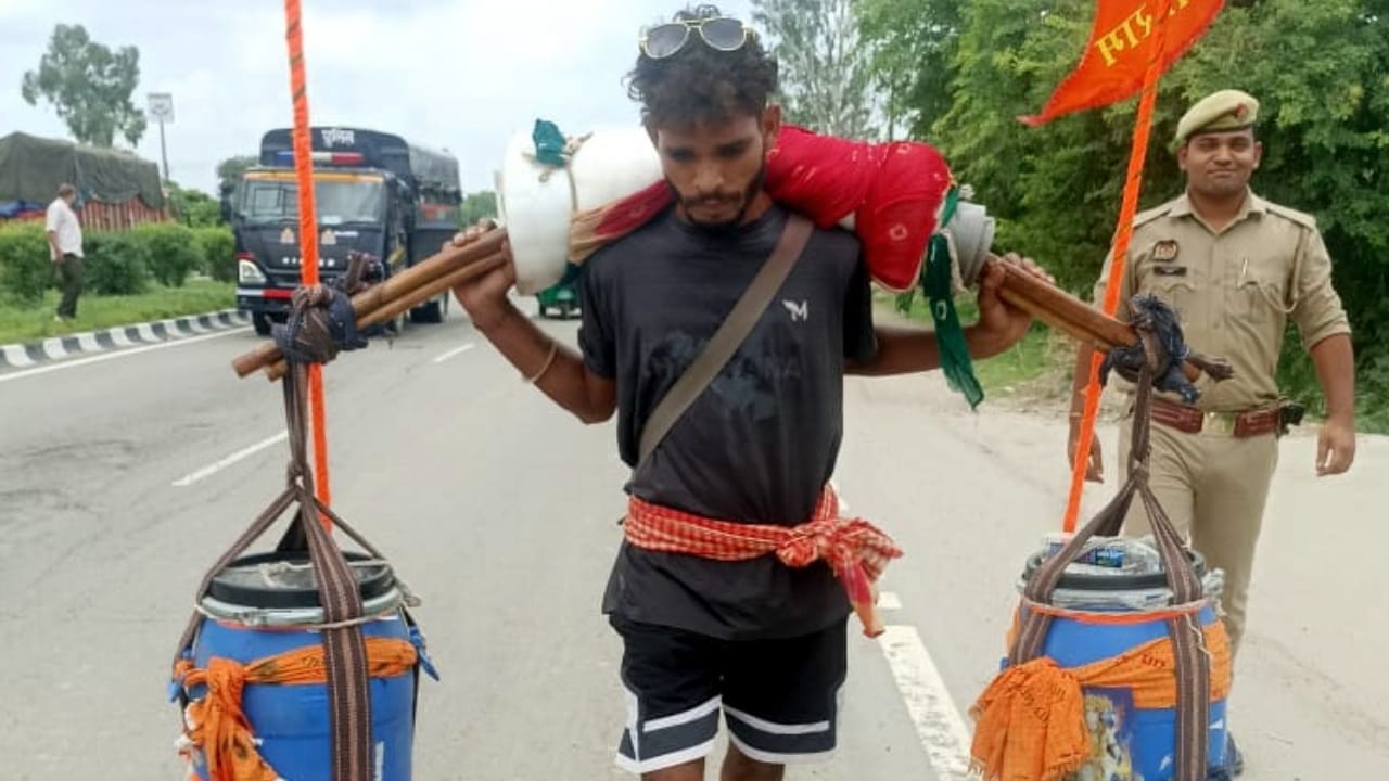 Kanwariya left for Bageshwar Dham carrying 65 liters of Ganga water from Haridwar