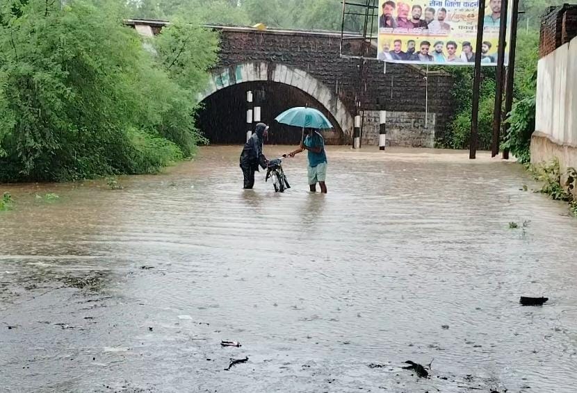 Katni Rain: 24 hours of rain caused flooding in many villages of Katni, roofs of houses collapsed
