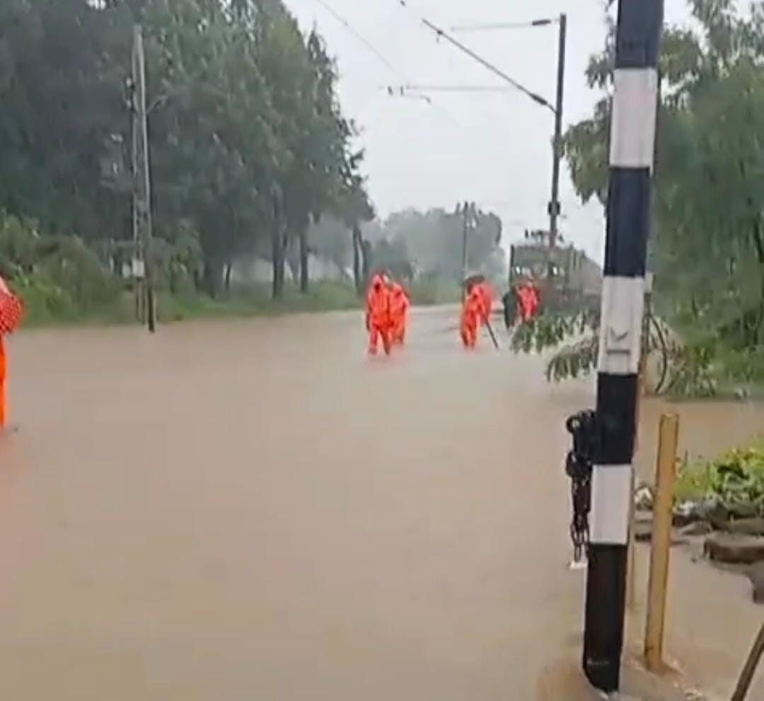 Katni Rain: 24 hours of rain caused flooding in many villages of Katni, roofs of houses collapsed