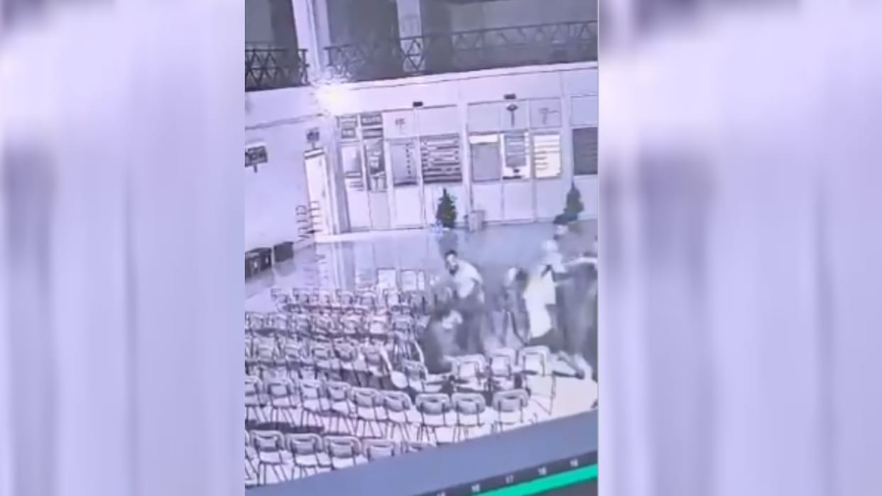 Lucknow: Former Professor of medical college get beaten by people in his own hospital.