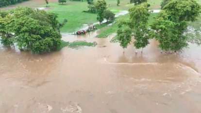 बारिश से खेतों में भी पानी भर गया।