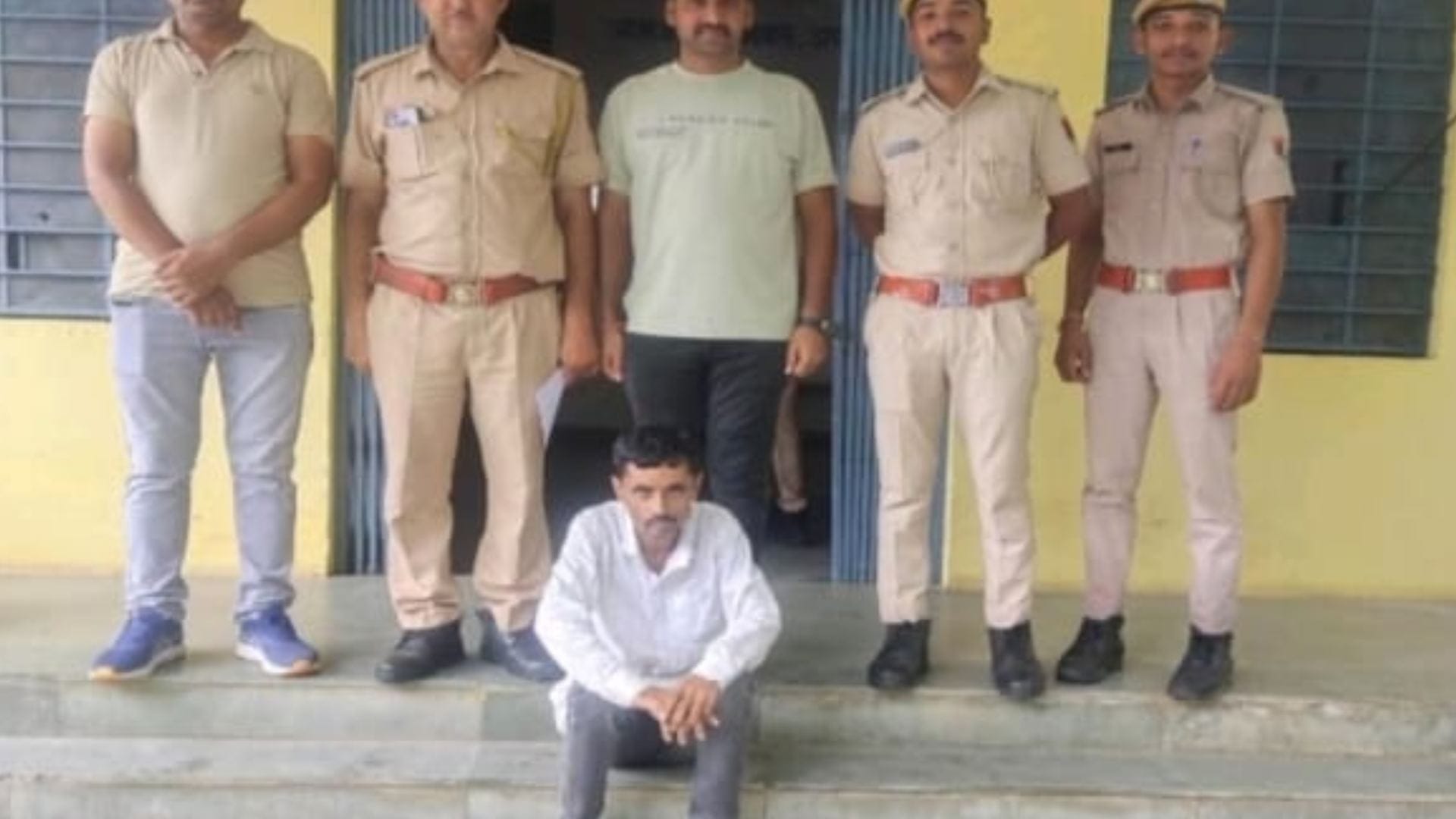 पुलिस की गिरफ्त में आरोपी