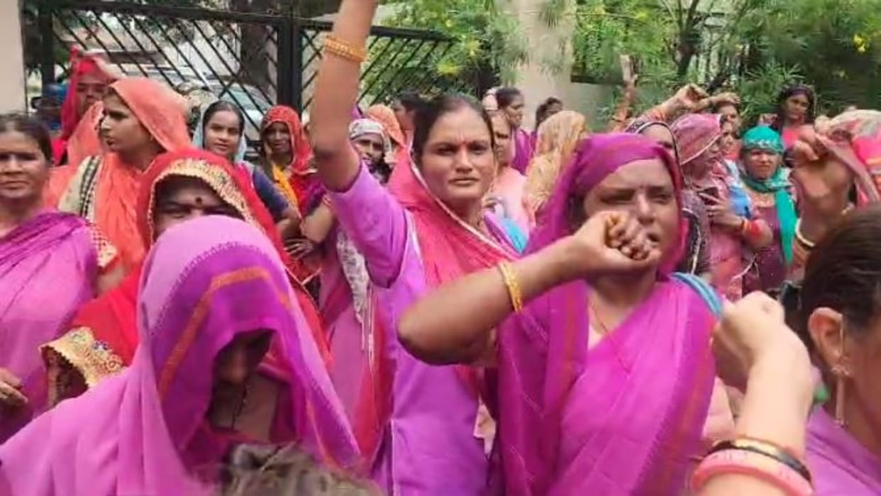 Rajasthan News: No place found in central and state budget, Anganwadi workers took to the streets in protest