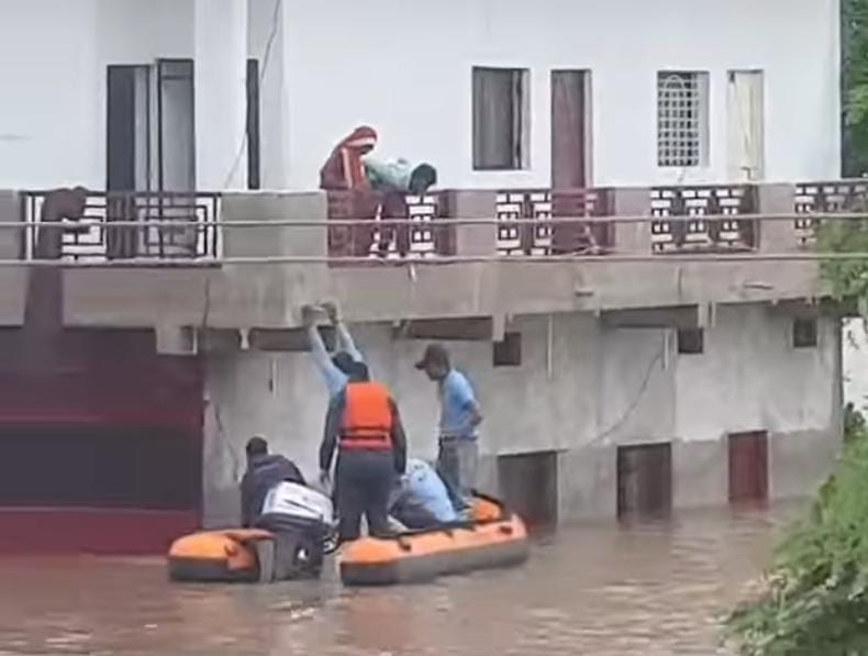 Sagar: People were sleeping in houses built in the fields, flood water entered at night, rescue of 100 people