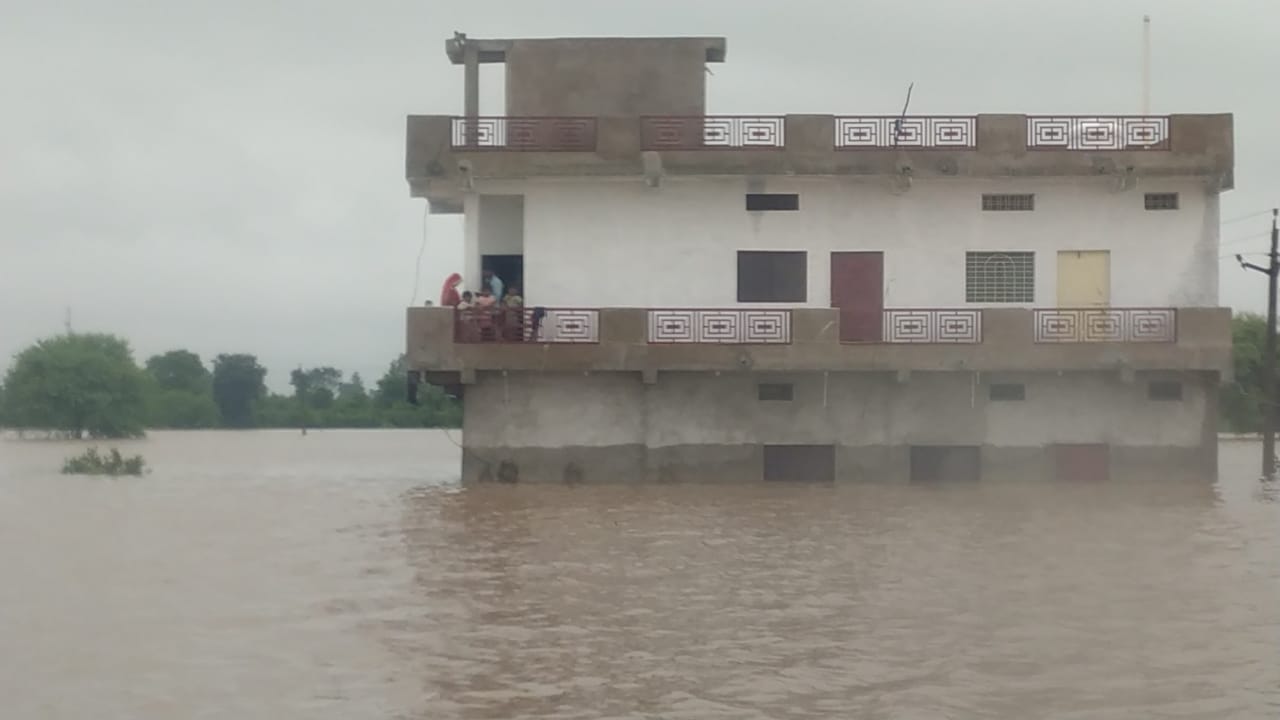 Sagar: People were sleeping in houses built in the fields, flood water entered at night, rescue of 100 people