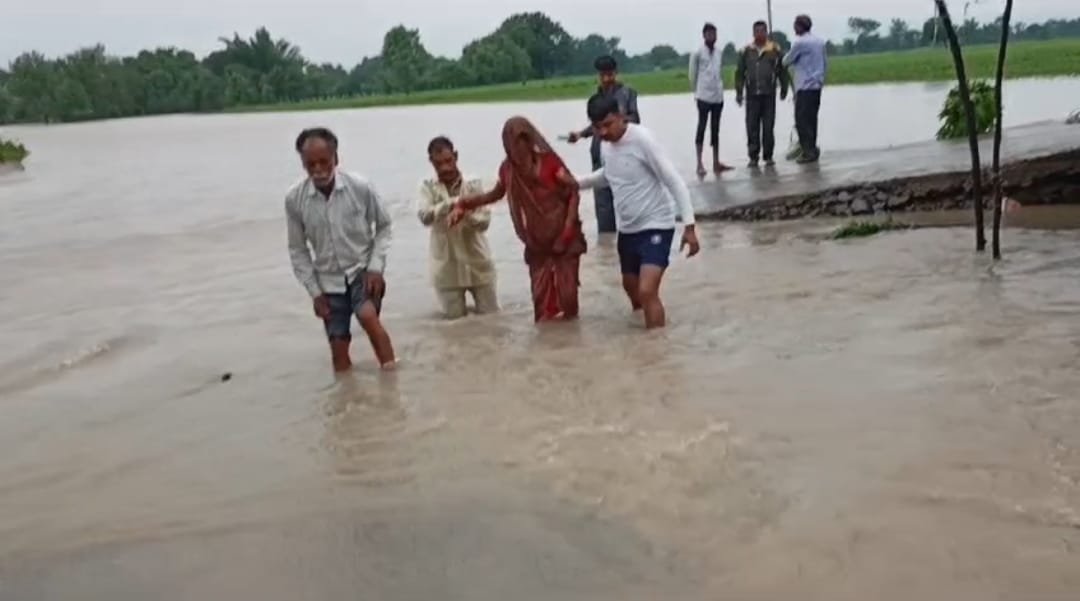 Sagar: People were sleeping in houses built in the fields, flood water entered at night, rescue of 100 people
