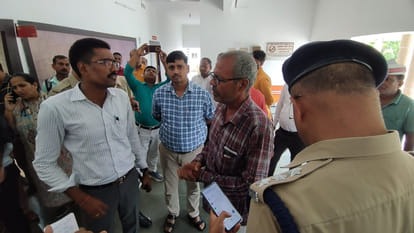 Angry woman tried to set fire to collectorate premises in Sant Kabir Nagar after land dispute was not resolved