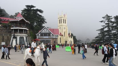 शिमला के रिज मैदान पर बुधवार को धुंध छाई रही।