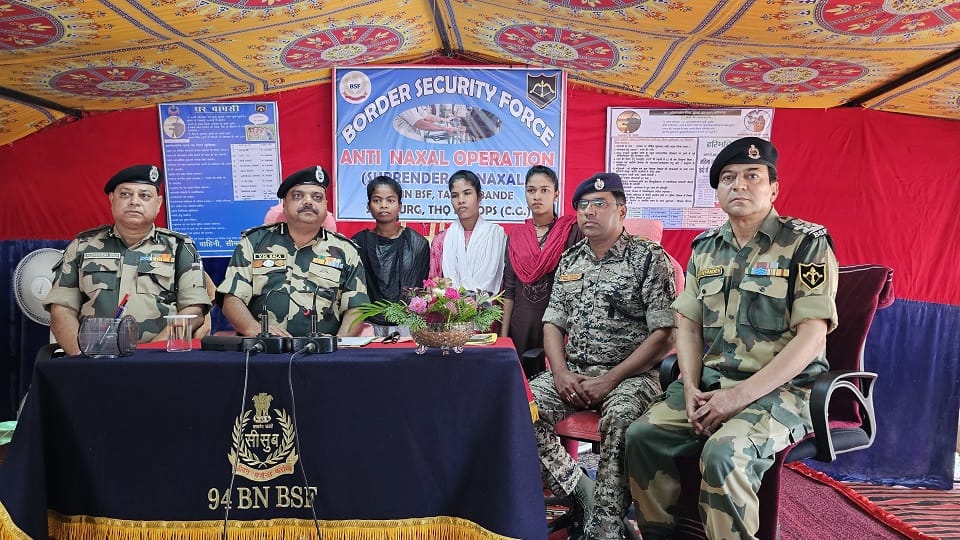 तीन महिला नक्सलियों ने किया सरेंडर