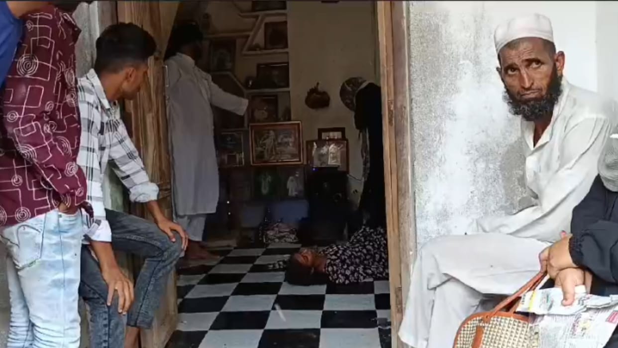 Tantrik made the girl do Nagin Dance In the name of treatment in Bijnor