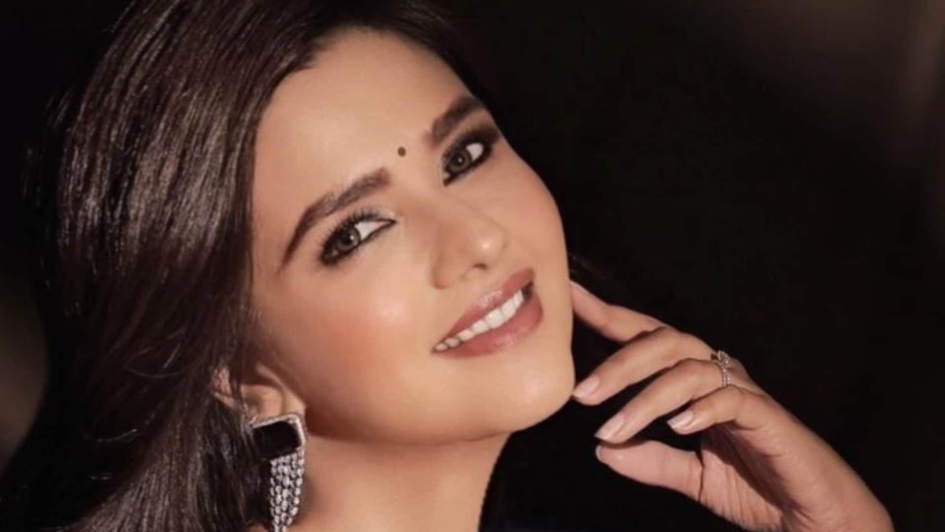 Dalljiet Kaur had torn down her wedding saree to make a sofa for her home with Nikhil Patel in Kenya reports