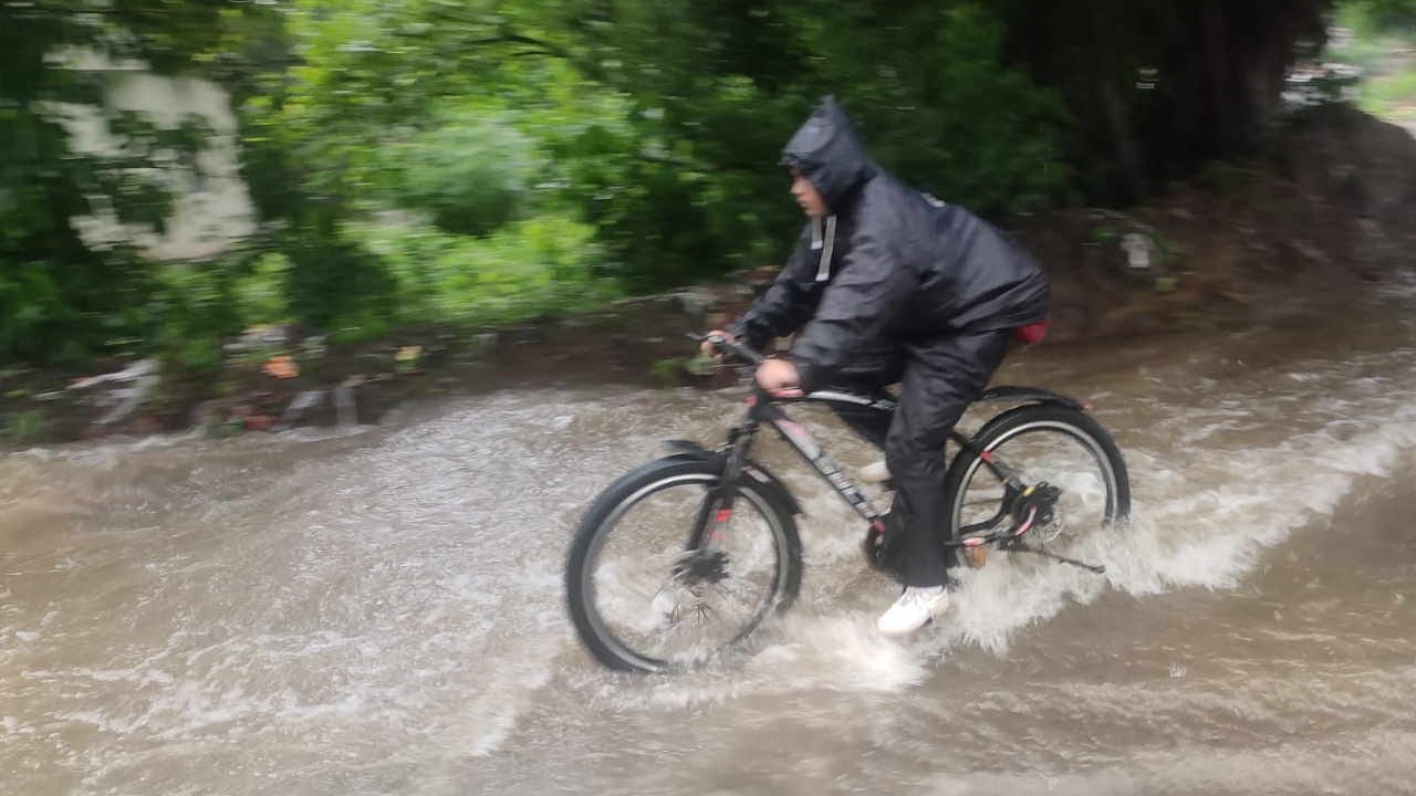 Heavy rain landslide in Uttarakhand Gangotri highway closed rain drains overflowing water entered houses