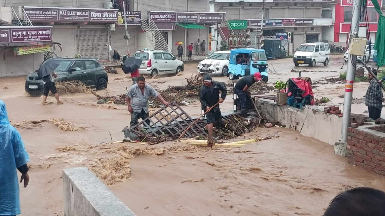Heavy rain landslide in Uttarakhand Gangotri highway closed rain drains overflowing water entered houses