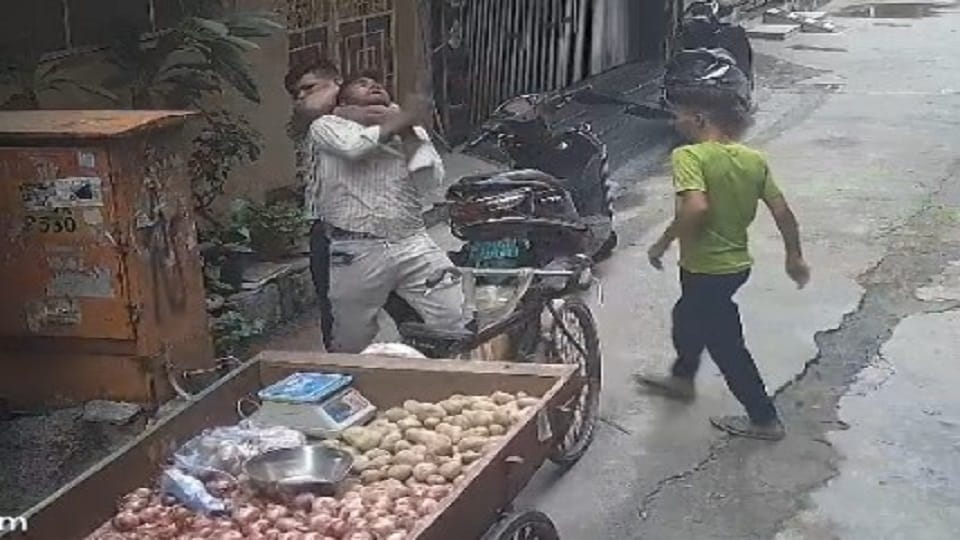 Delhi: Video of robbery of vegetable seller by strangulation in broad daylight goes viral