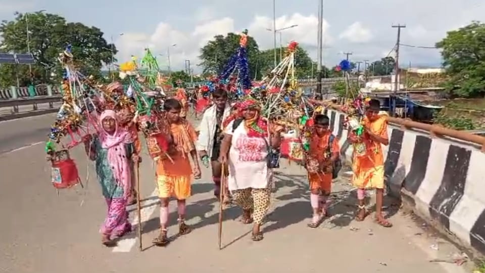 Kanwar Yatra 2024 More Than 27 lakh Devotees Take gangajal from Haridwar in four Days Photos