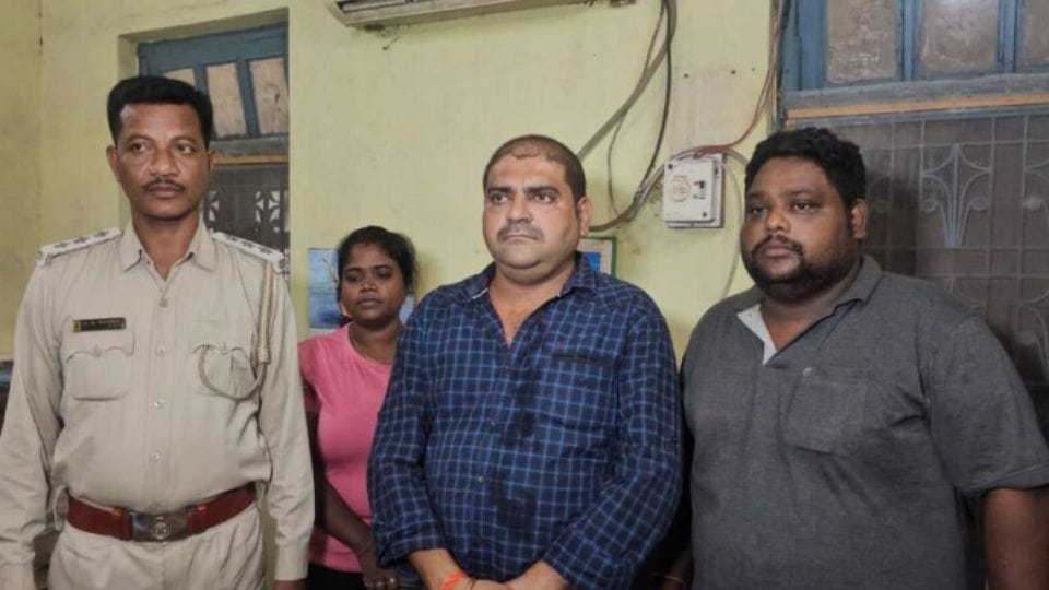 Police arrested absconding accused in case of finding leopard skin in Raigarh
