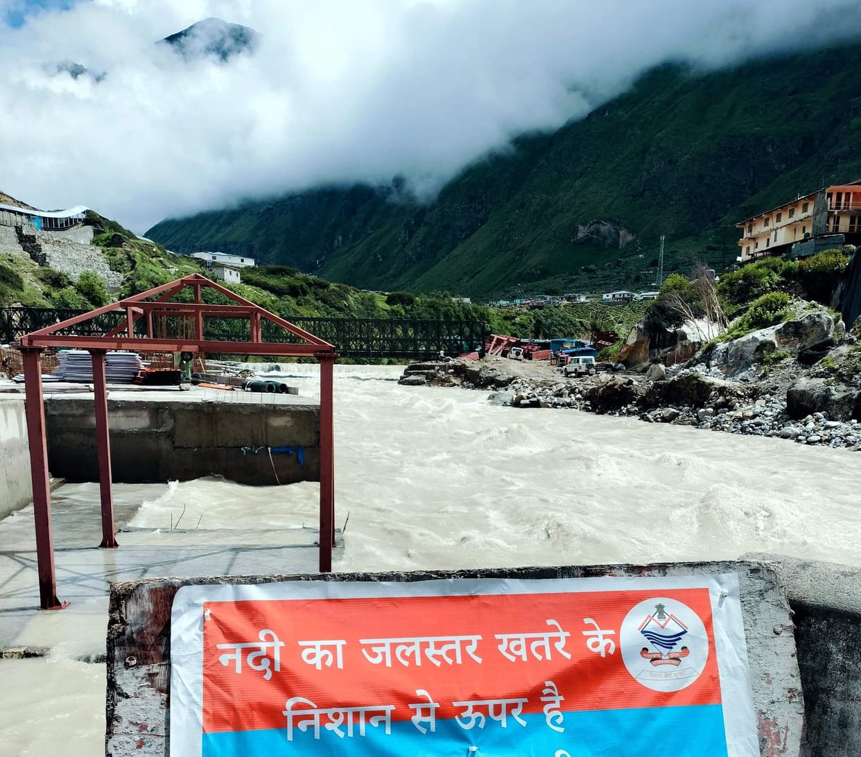 Badrinath Dham Alaknanda river touching  danger mark after Heavy Rainfall police alert devotees