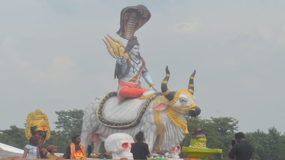 Kanwar Yatra 2024 More Than 27 lakh Devotees Take gangajal from Haridwar in four Days Photos