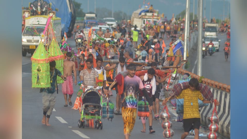 Kanwar Yatra 2024 More Than 27 lakh Devotees Take gangajal from Haridwar in four Days Photos