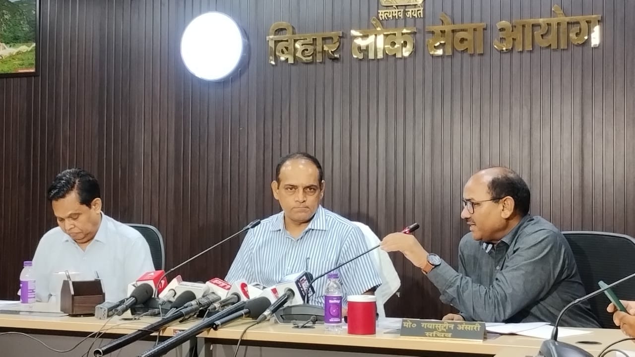 बीपीएससी के अधिकारी।