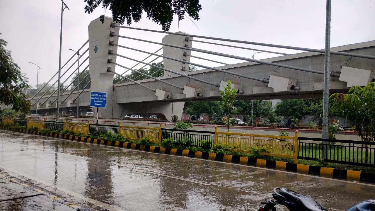 पटना के कई हिस्सों में गुरुवार को बारिश हुई।