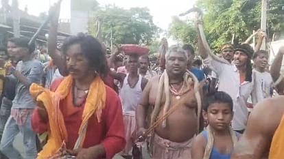 Samastipur Snake fair in Vibhutipur devotees performed tricks with snakes in Singhia Ghat and Narhan