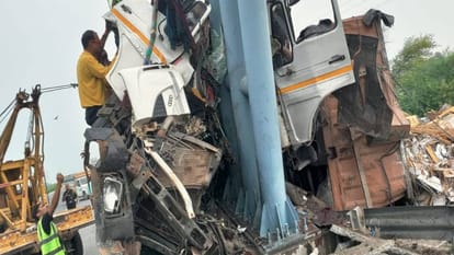 trolley collided with pole on Agra-Lucknow Expressway cleaner died while driver in critical condition