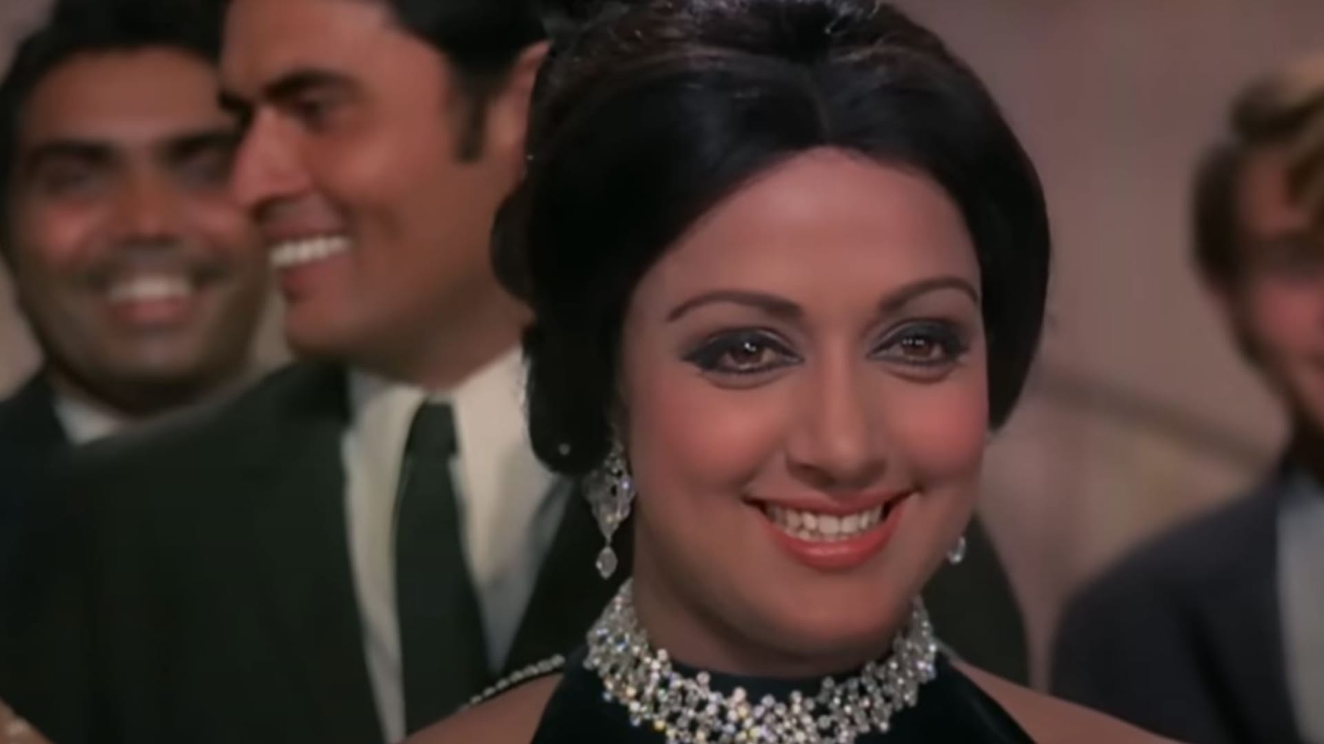 Amir Garib golden jubilee released on 26 July 1974 Dev Anand Hema Malini Prem Nath directed by Mohan Kumar