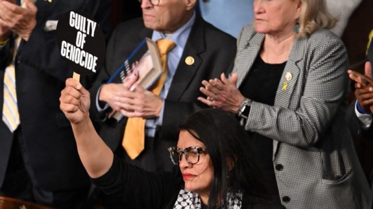 US Lawmaker Hold Ups War Criminal Sign During Netanyahu's Congress Speech