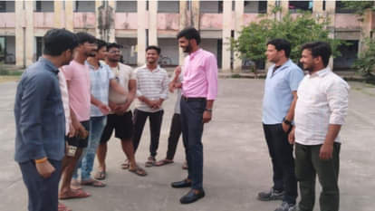 बजट को लेकर छात्रावास में आपसी चर्चा करते हुए