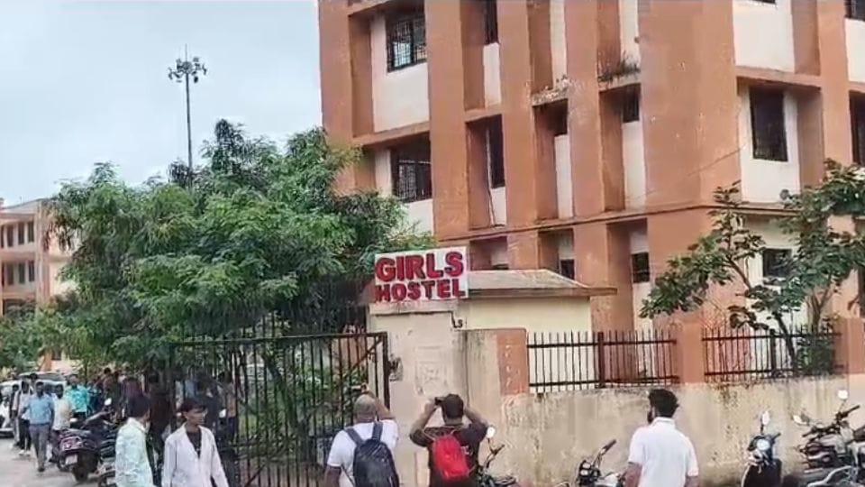 Dead body of medical student found hanging in hostel in Rajnandgaon