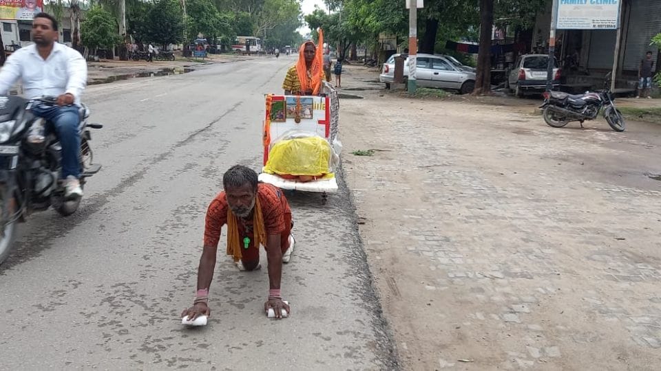 Kanwar Yatra: Harpal Bhagat on his knees brought Ganga water from Neelkanth
