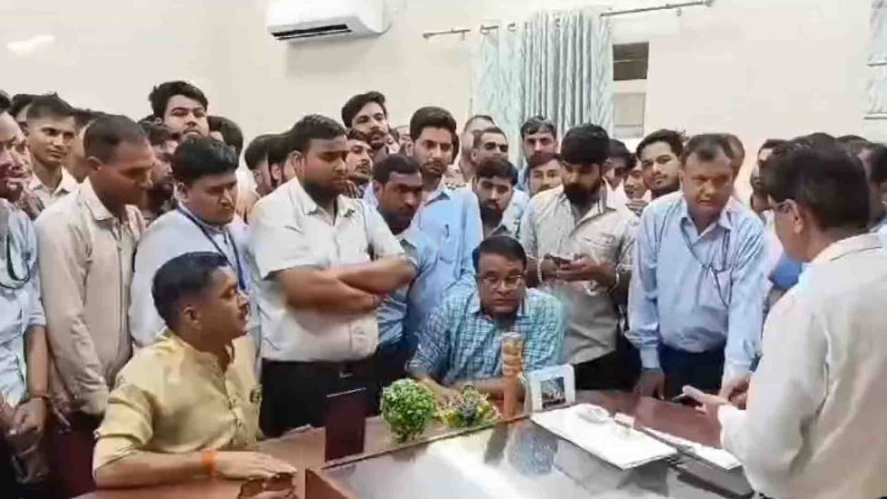 Alwar News: Contract employees of the district hospital went on strike over salary