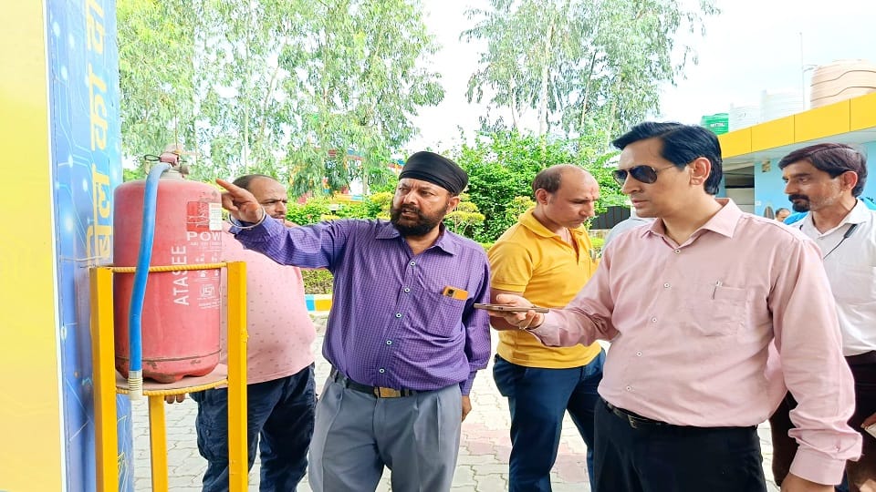 Kumaon Commissioner raids fitness center in haldwani