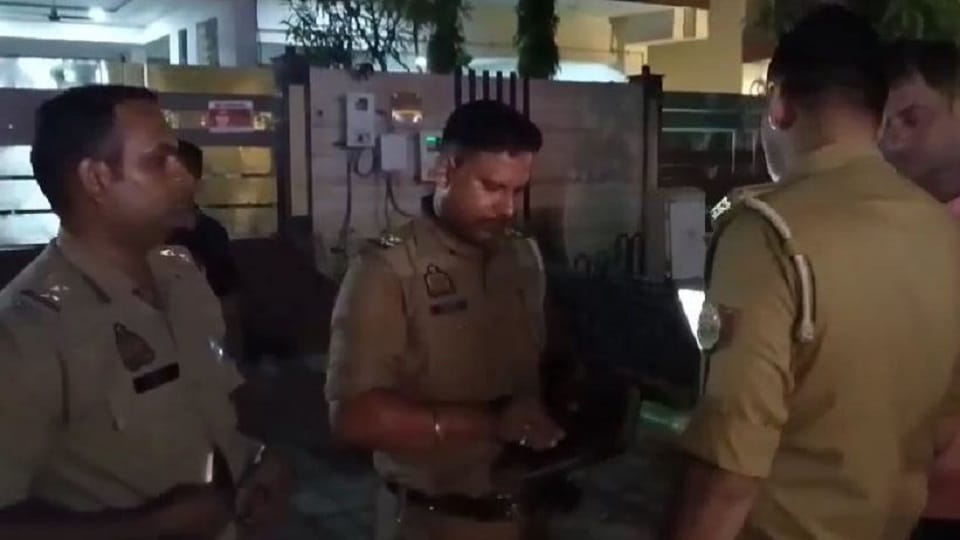 loot of Rs 10 lakh in Kamla Nagar main market chilli powder poured on businessman brothers Took away bag