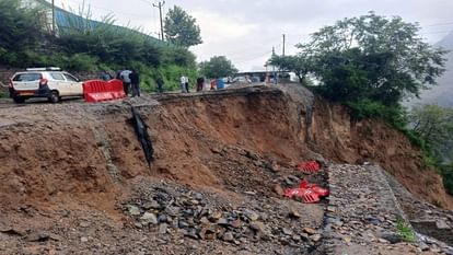 Rainfall: मलारी हाईवे लाल बाजार के पास 20 मीटर ध्वस्त, बदरीनाथ के रास्ते में फंसे रहे 700 श्रद्धालु, तस्वीरें Uttarakhand Rainfall: Malari Highway 20 meters collapsed 700 devotees Stuck on Badrinath Highway