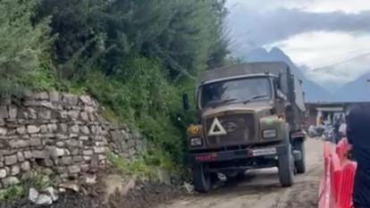 Rainfall: मलारी हाईवे लाल बाजार के पास 20 मीटर ध्वस्त, बदरीनाथ के रास्ते में फंसे रहे 700 श्रद्धालु, तस्वीरें Uttarakhand Rainfall: Malari Highway 20 meters collapsed 700 devotees Stuck on Badrinath Highway