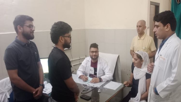 सरकारी डॉक्टरों की हड़ताल: झज्जर में CMO ने खुद संभाला मोर्चा; डेंटल, आयुर्वेदिक, NHM चिकित्सकों ने किया इलाज